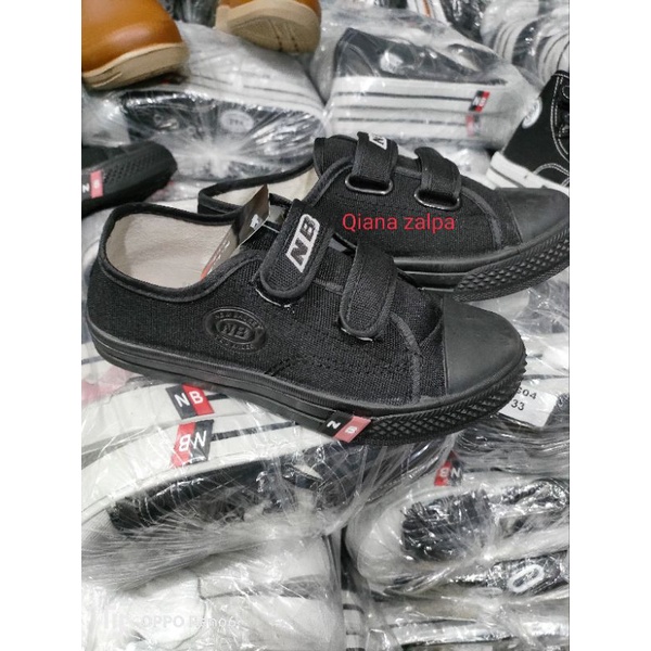 sepatu prepet pendek hitam polos. terbuat dari bahan kamvas