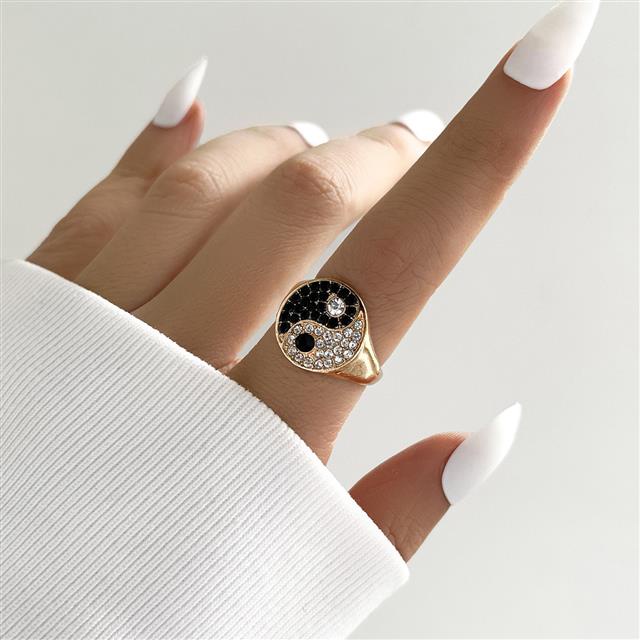 Eropa dan Amerika pribadi retro Yin dan Yang gosip penuh diamond cincin Wanita niche gaya