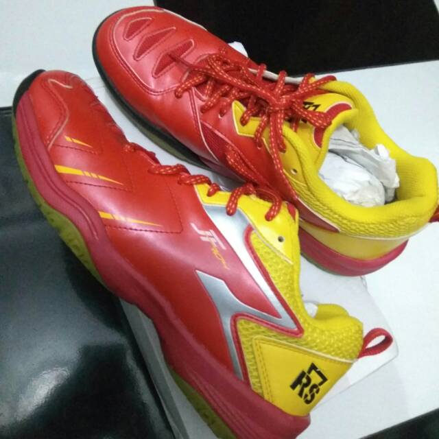 Sepatu rs original size 41 sepatu badminton sepatu bekas berkwalitas