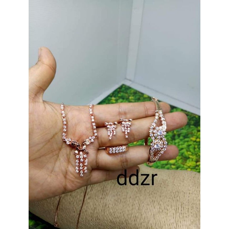 1 set perhiasan Replika berlian