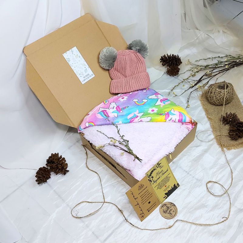 KADO HAMPERS BAYI | HAMPERS SELIMUT BAYI | HAMPERS BABY NEWBORN | SELIMUT DOUBLE FLEECE | SELIMUT TOPI 3D IMPORT | HAT BLANKET 3D | SELIMUT TOPI TEBAL | KADO BAYI SELIMUT-rainbow unicorn girl