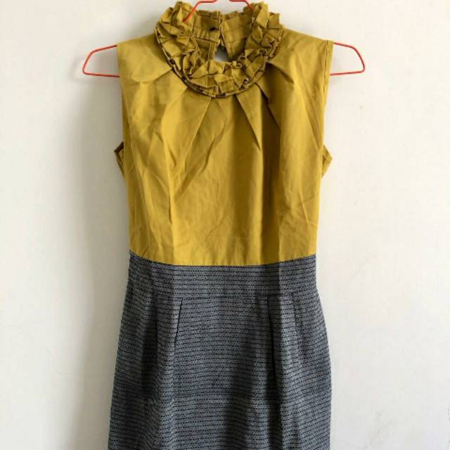 Dress Mini Kerah Ruffle Leher Tinggi Preloved