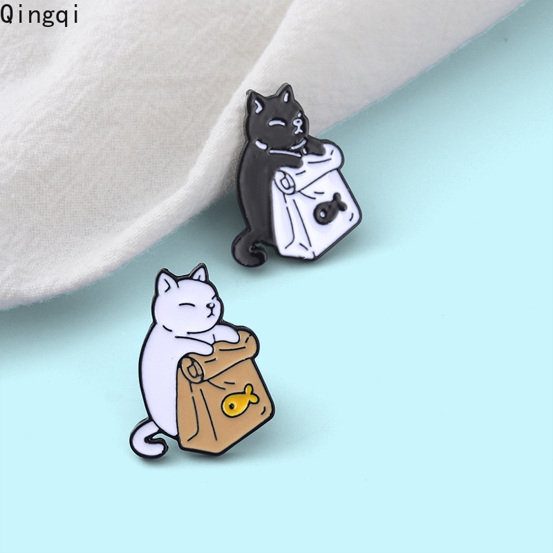 Bros Pin Enamel Bentuk Kartun Hewan Kucing Hitam Putih Untuk Hadiah Anak