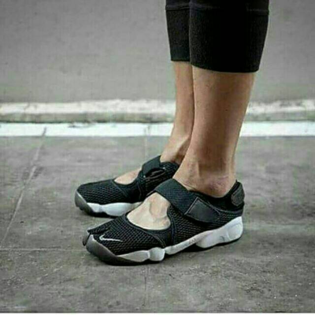 nike air rift black white