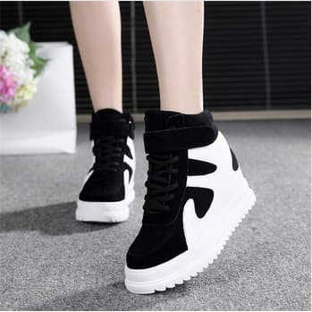Sneaker Hitam Putih Motif Sapi Sepatu Boots Wanita