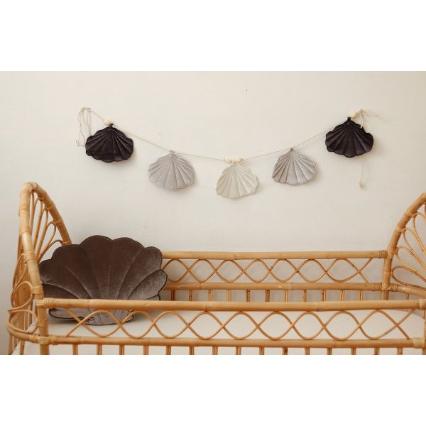 Moimili Velvet Shell Garland