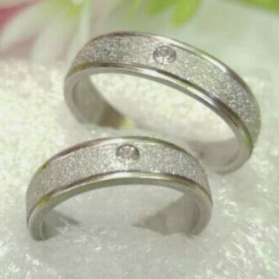 Cincin Titanium Wanita Pria Warna Silver Anti Karat