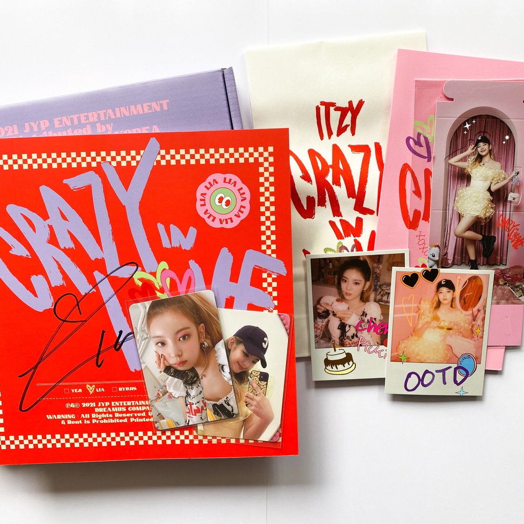 ITZY The 1st Album CRAZY IN LOVE - Hello82 Lia Signed Album