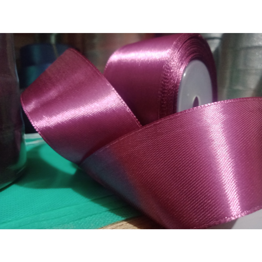 

Pita satin Plum Ukuran 1,5 inchi / 4 cm Per Roll pita kado