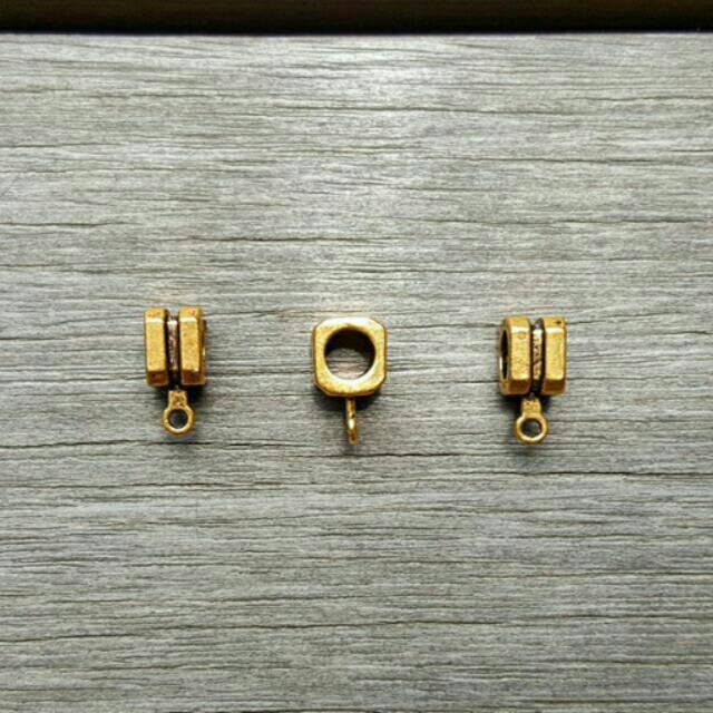 

Bail08 gold square bighole 6x7x8mm , hole: 4.5mm