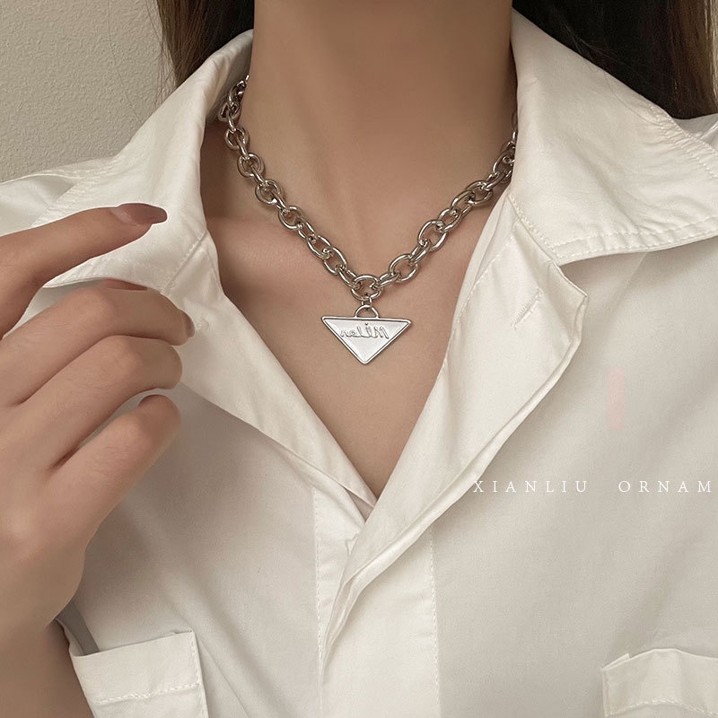 2021 New Black Triangle Letter Pendant Necklace Female Summer Clavicle Chain Design Sense All-match Trendy Sweet Heart Jewelry