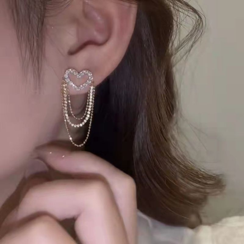 Anting Stud Rumbai Bentuk Hati Aksen Kristal Warna Emas Untuk Wanita