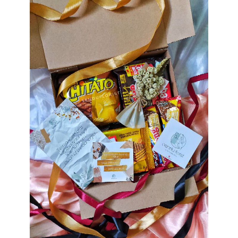 Hampers snack + Mini dried flowers bouquet / kado ultah / hampers murah /