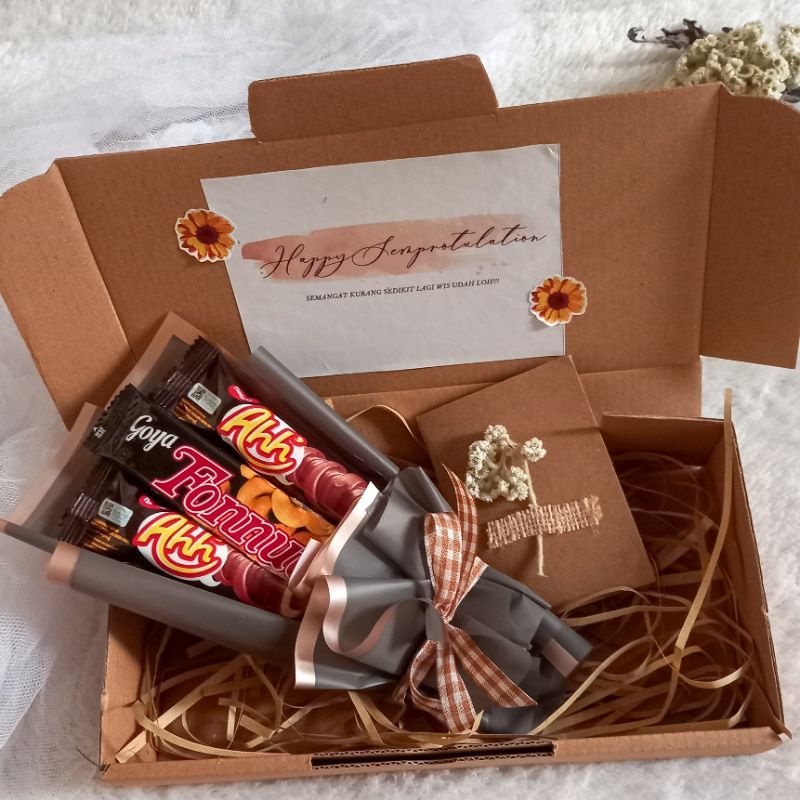 

BUKET SNACK MURAH/HAMPERS ULANG TAHUN/HAMPERS WISUDA/KADO WISUDA/KADO UNIK/BUKET SNACK WISUDA/HAMPERS GIFT BOX MURAH/KADO VALENTINE/COKLAT VALENTINE/HAMPERS LEBARAN