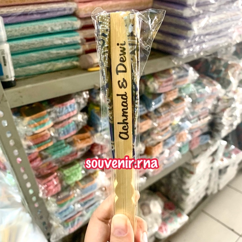 Souvenir Sablon Nama Kipas Kayu Sedang Batik Souvenir Pernikahan Murah