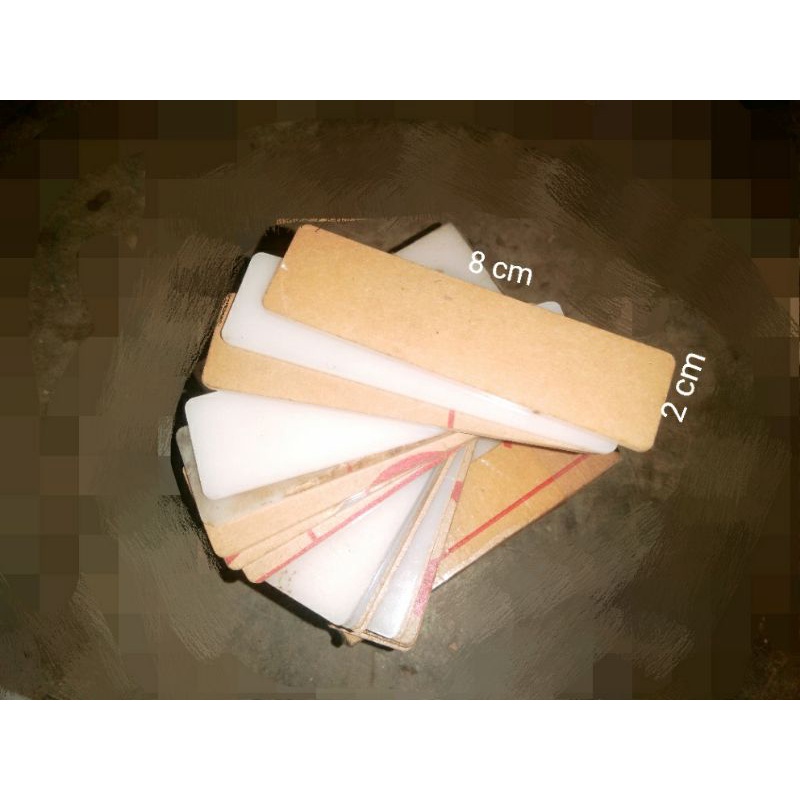 

Name Tag siku tidak runcing putih susu 2 mm