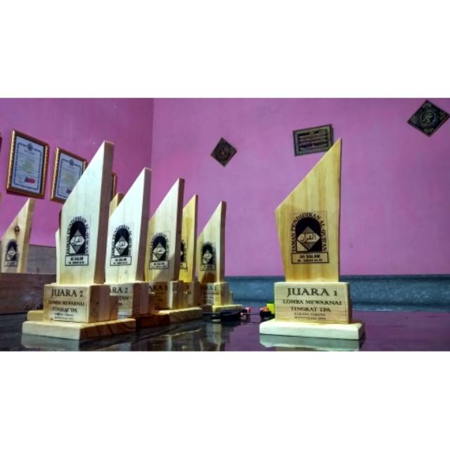 Piala unik dari kayu jati Belanda bekas palet