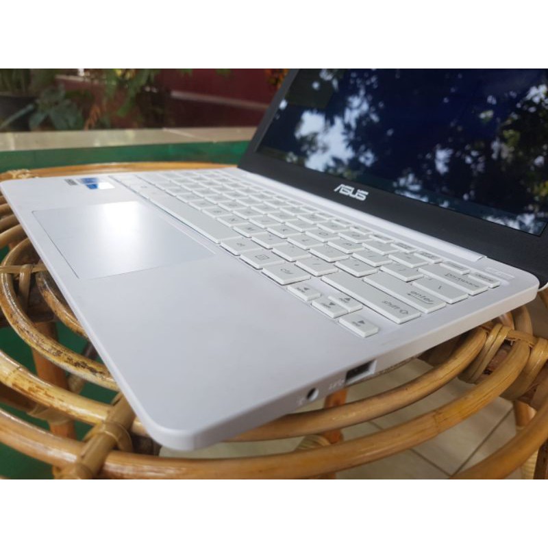 netbook asus  siap pakai model baru like new