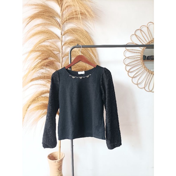 ATASAN HITAM LENGAN BROKAT