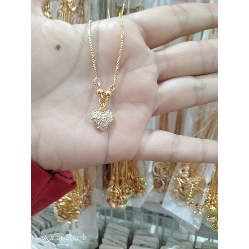 kalung permata bermotif love