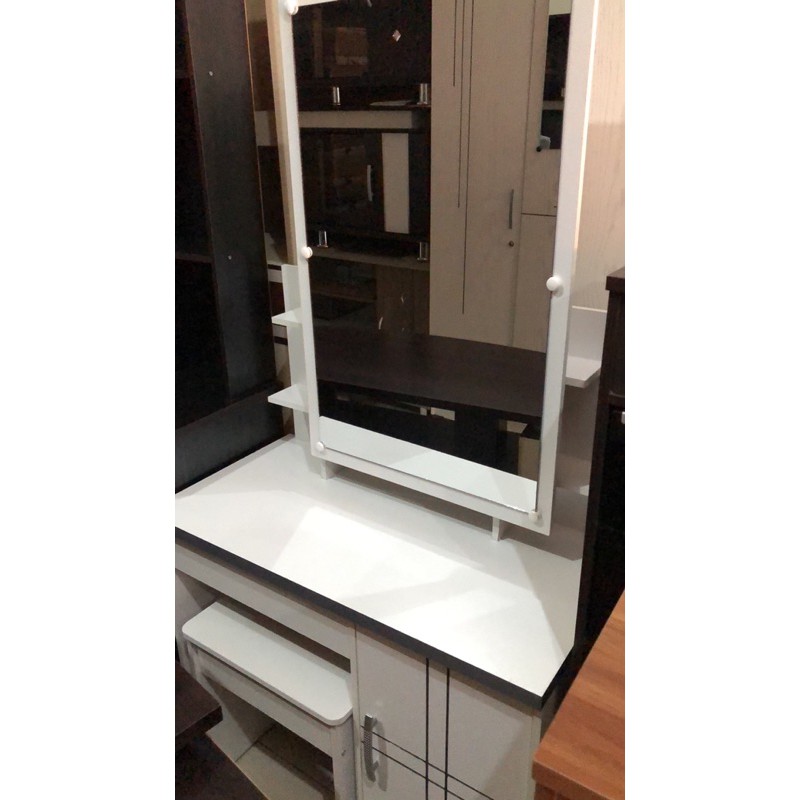 Meja rias kaca sliding