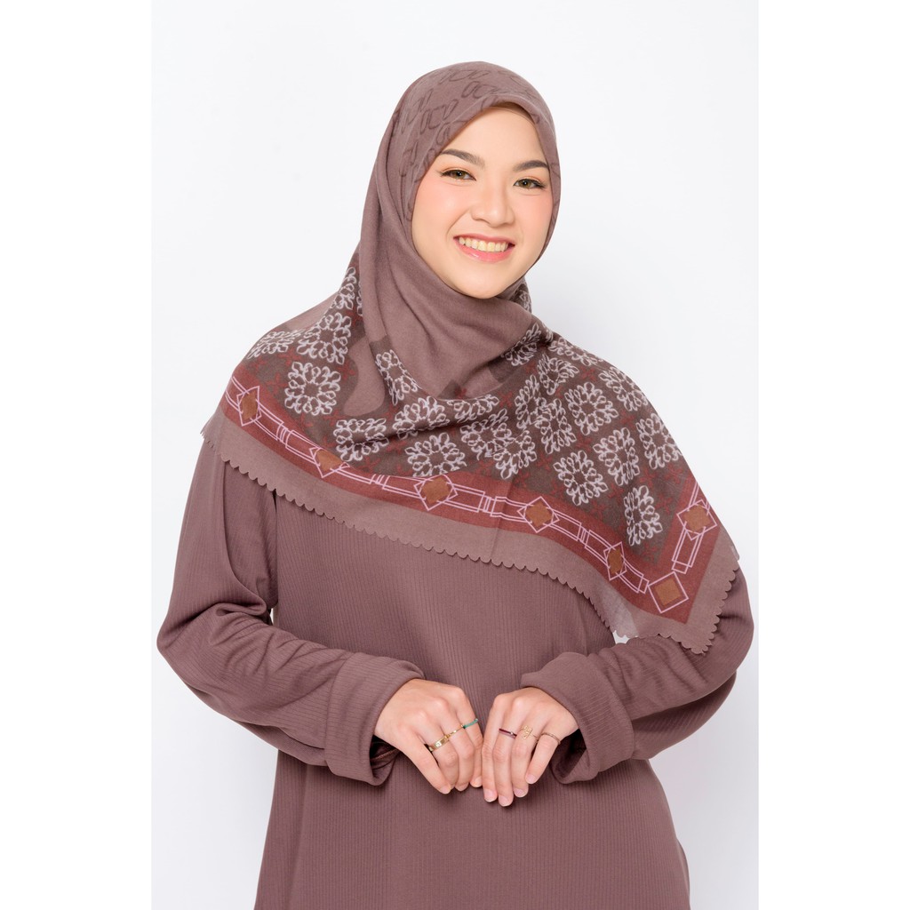 ZM Zaskia Mecca - Penyengat Plum Scarf Kerudung Segi Empat Ultra Sonic