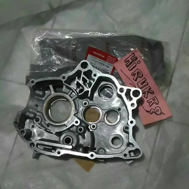 11101-KWW-740 Crank Case Calter Tengah Tap Oli REVO 110 2011 - 2012 REVO FI 11101KWW740