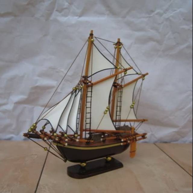 Miniatur Kapal Layar Pinisi