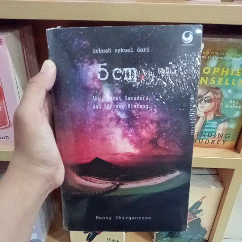 novel 5 cm, aku kamu samudera dan bintang bintang