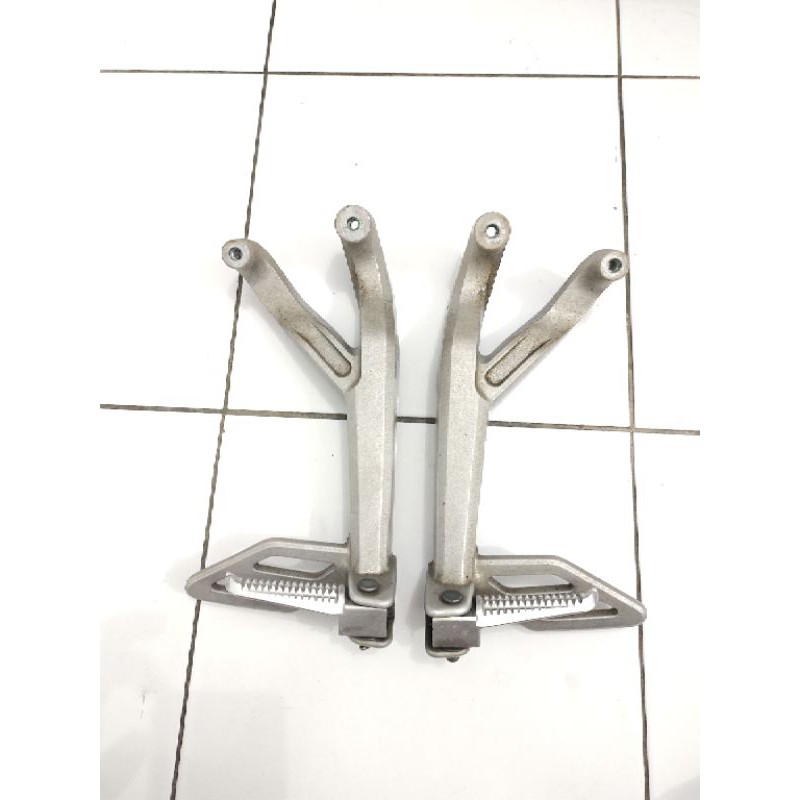 footstep pijakan kaki belakang R15 V3