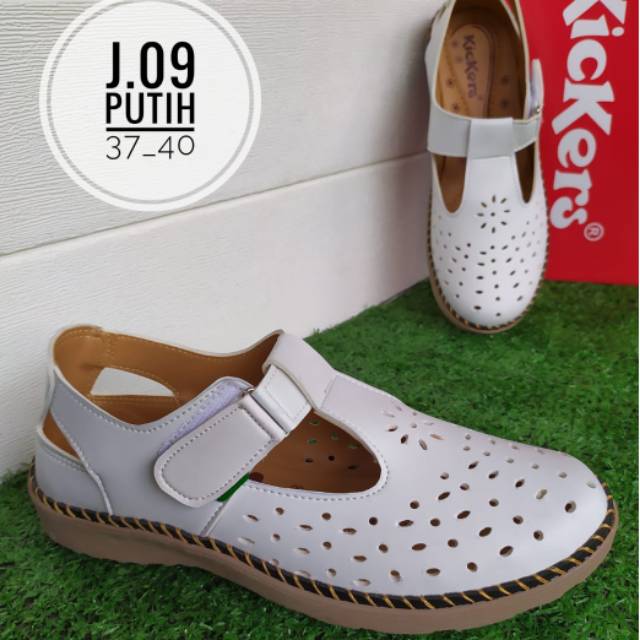 Sepatu sandal kickers