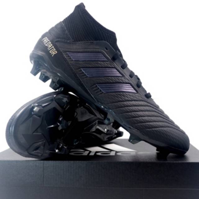 Sepatu bola adidas predator