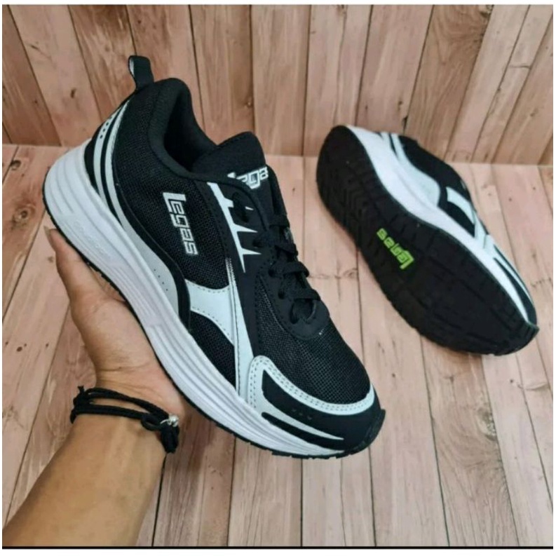 legas hitam list putih cocok untuk semua aktivitas