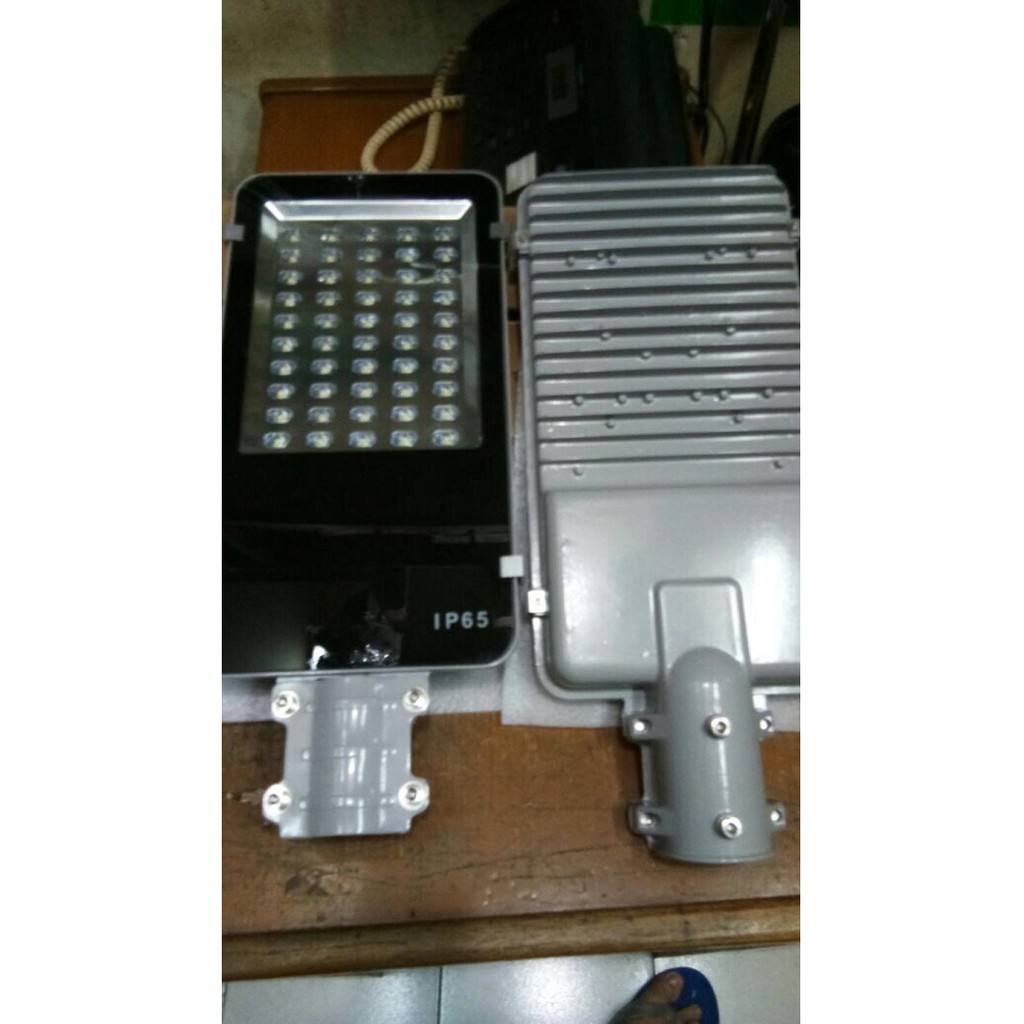 Kap Lampu Jalan / Lampu PJU LED 100 Watt Warna Putih IP 65 merk China