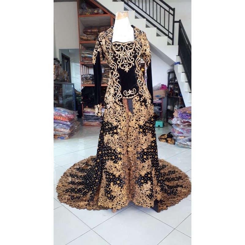 kebaya ekor pengantin bludru