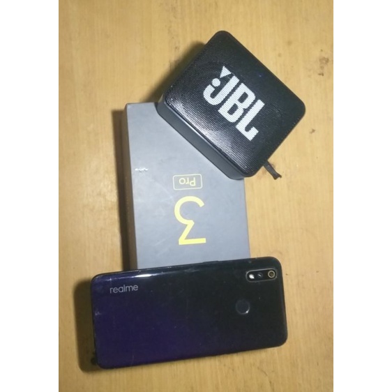 Realme 3 pro 4/64 (minus kaca tc retak serabut,noda,dan speaker musik mati,fungsi lainya normal)