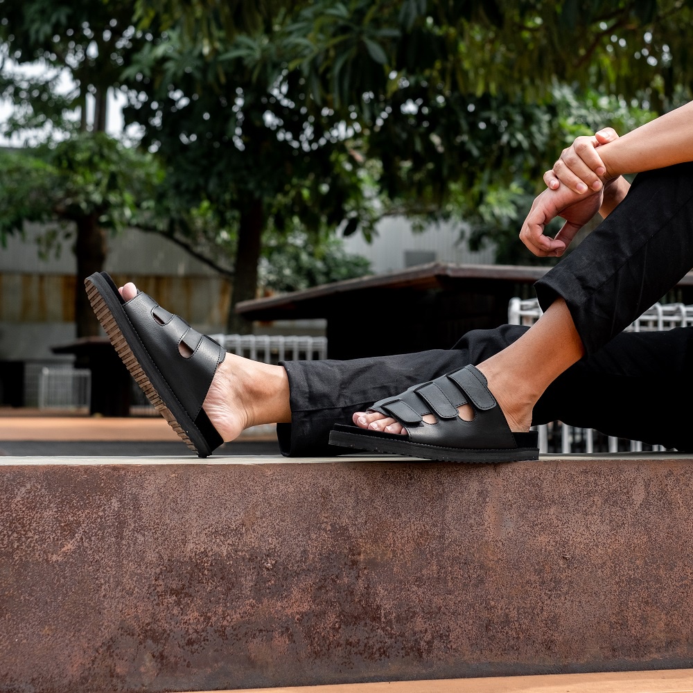 CHAMBER FULL BLACK |ManNeedMe x GFLAMES| Sandal Jepit Pria Casual Sendal Slide ORIGINAL