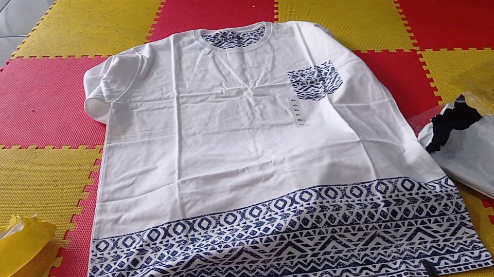 Kaos / T-shirt Details Putih Round Neck Motif Batik Dengan Kantong ( 100% Katun)