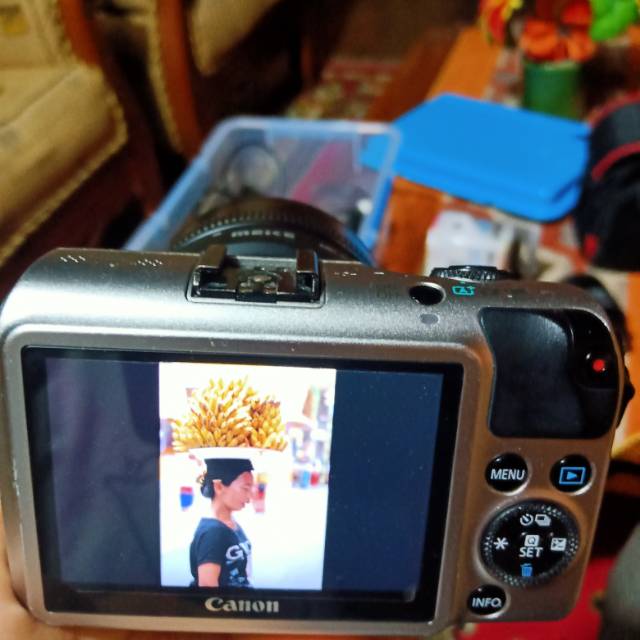 Canon eos M