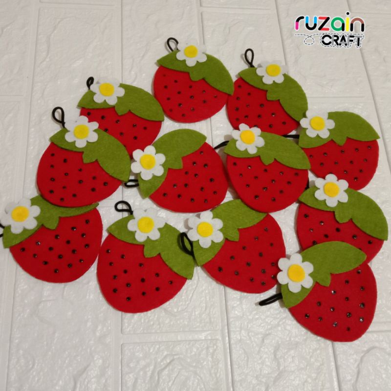 

Amplop Flanel Ganci Strawberry