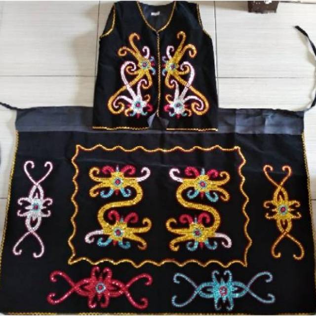 Baju Adat  dayak anak sekolah dasar atau sekolah menengah pertama SD-SMP cewek anak sekolah umur 10 