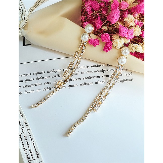 LRC  Anting Tusuk Fashion White Alloy Pearl And Diamond Earrings D28746