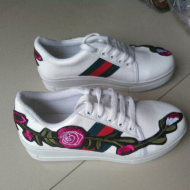 Sepatu keren / sepatu kece / sepatu dewasa / sepatu motip bunga / sepatu putih motif bunga /sepatu