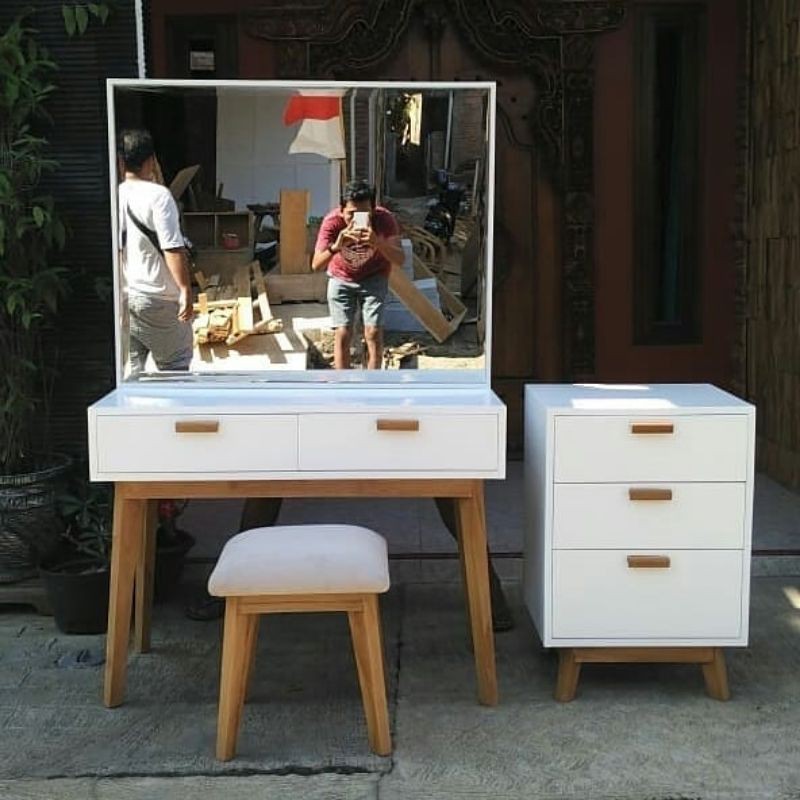tolet/meja rias minimalis
