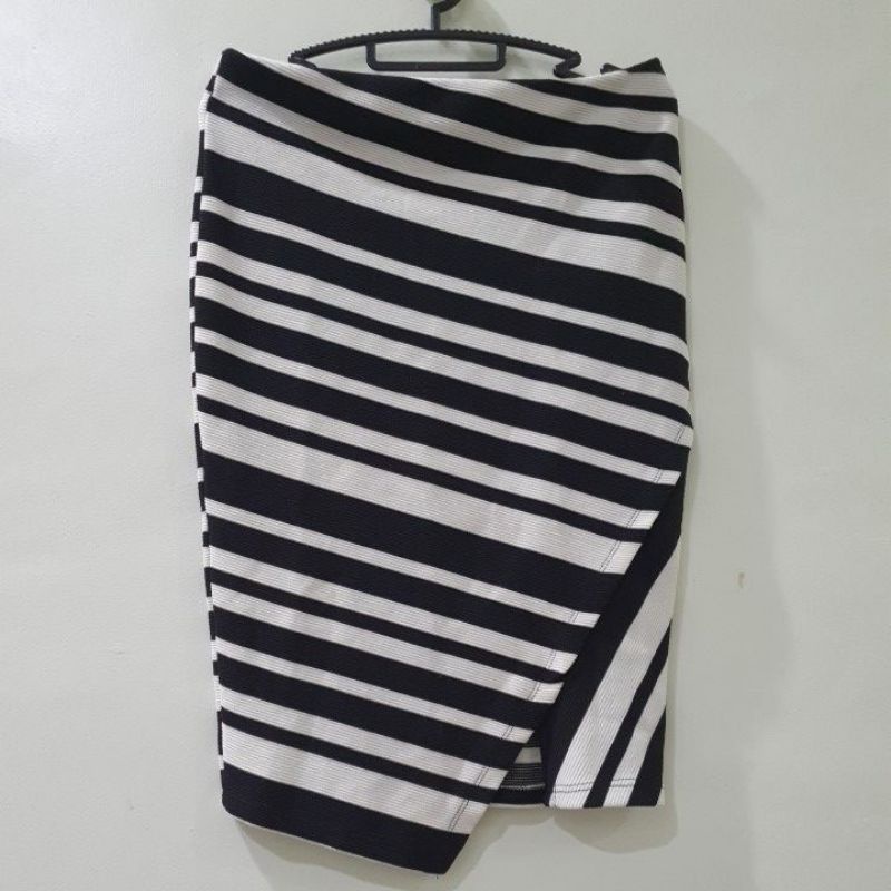 Preloved rok wanita merk Stradivarius