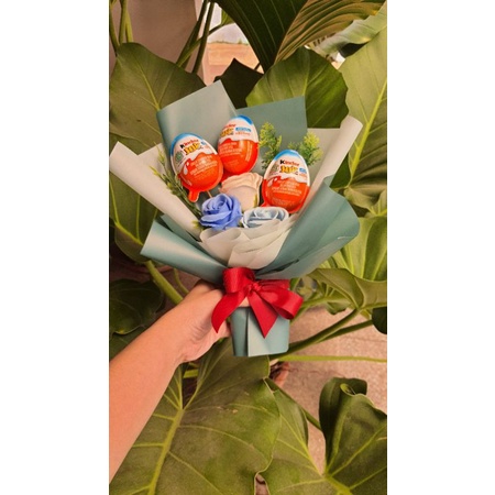 

Buket snack buket kinderjoy coklat isi 3pcs