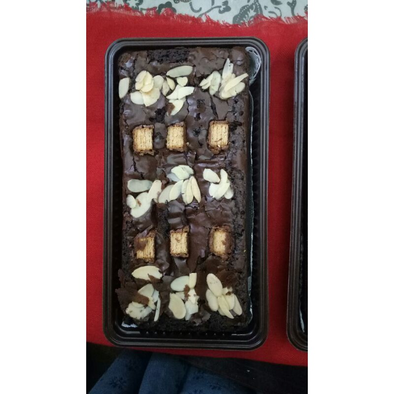 

Premium fudgy brownies toping beng beng dan almond