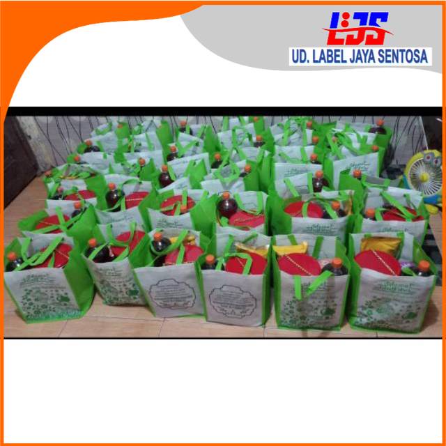 

Tas Lebaran Idul Fitri Kotak WAFER COCA COLA SIRUP MINYAK GORENG Masuk Warna Bisa Mix Warna (UD. LABEL JAYA)