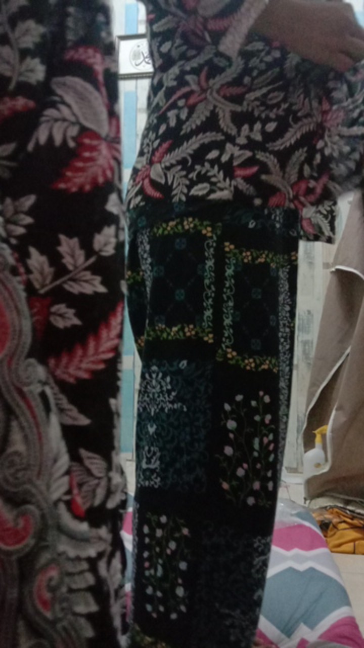 Couple Batik Modern Motif Wajik Merah Putih