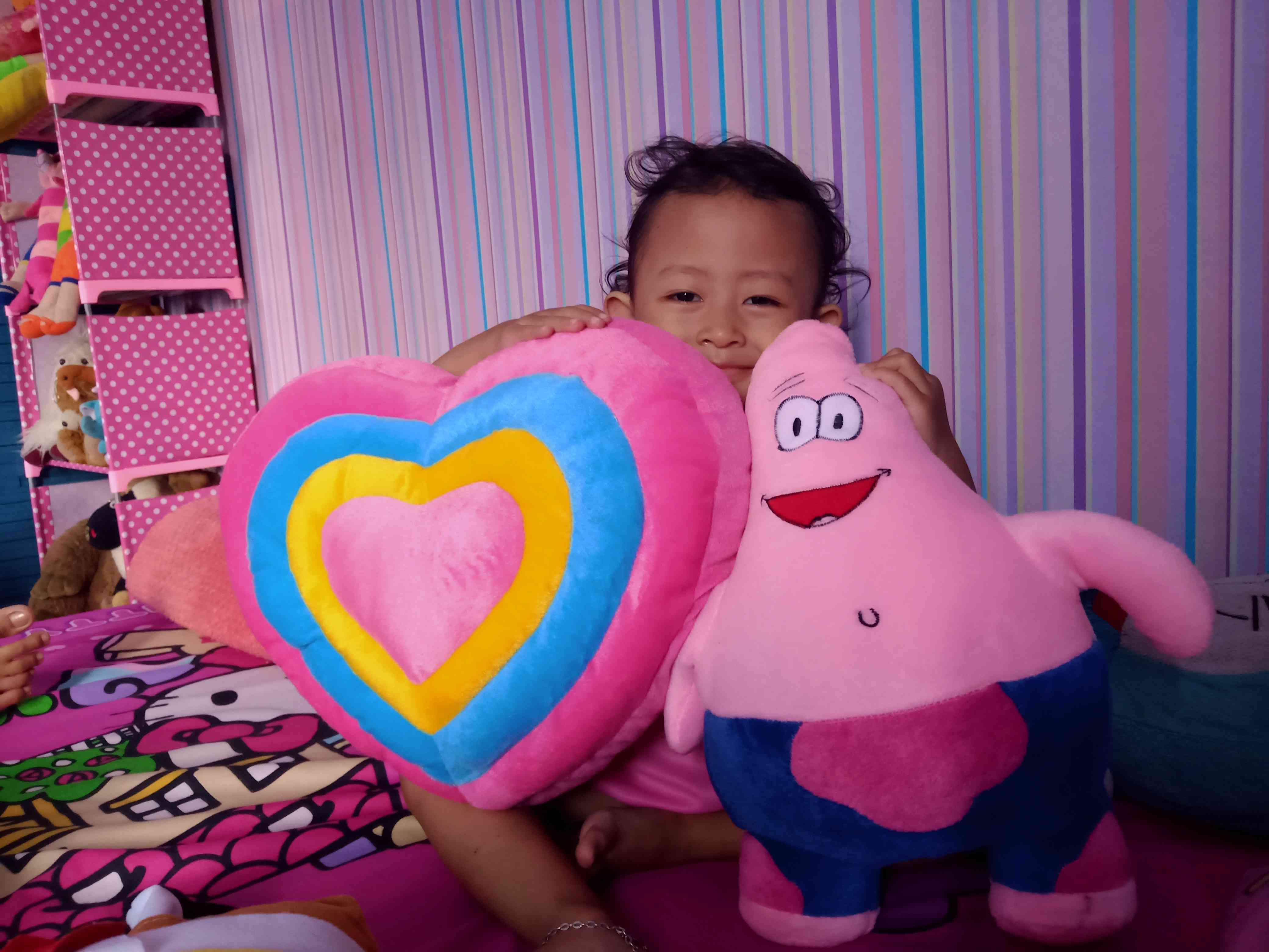Bantal Love Pelangi.